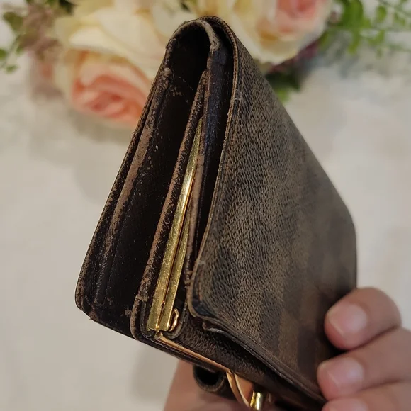 ‼️CLEARANCE SALE‼️ Authentic Louis Vuitton kisslock wallet in Damier Ebene